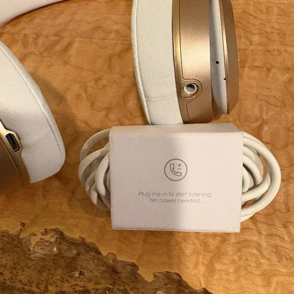 Beats Solo Headphones - Picture 5 of 6